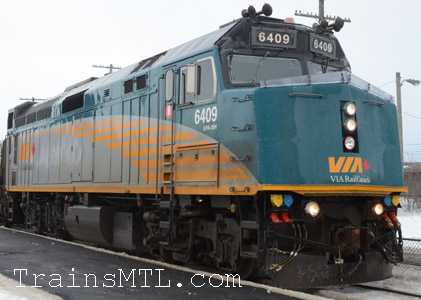 Locomotive VIA6409 right side / coté droit